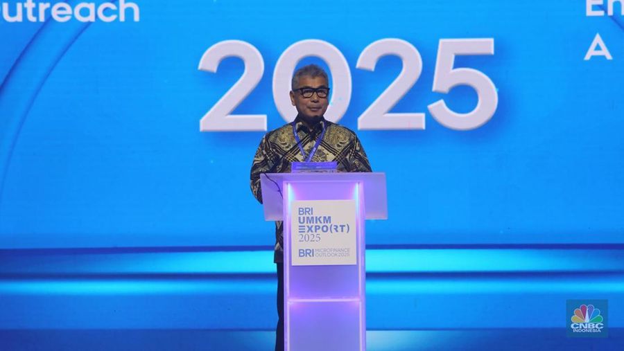 Direktur Utama Bank Rakyat Indonesia (BRI), Sunarso menyampaikan sambutan dalam acara BRI Microfinance Outlook 2025 di Nusantara Hall, ICE BSD, Tangerang, Banten, Kamis (30/1/2025). (CNBC Indonesia/Faisal Rahman)