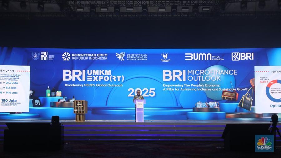 Direktur Utama Bank Rakyat Indonesia (BRI), Sunarso menyampaikan sambutan dalam acara BRI Microfinance Outlook 2025 di Nusantara Hall, ICE BSD, Tangerang, Banten, Kamis (30/1/2025). Direktur Utama Bank Rakyat Indonesia (BRI), Sunarso menyampaikan sambutan dalam acara BRI Microfinance Outlook 2025 di Nusantara Hall, ICE BSD, Tangerang, Banten, Kamis (30/1/2025). (²©²ÊÍøÕ¾/Faisal Rahman)