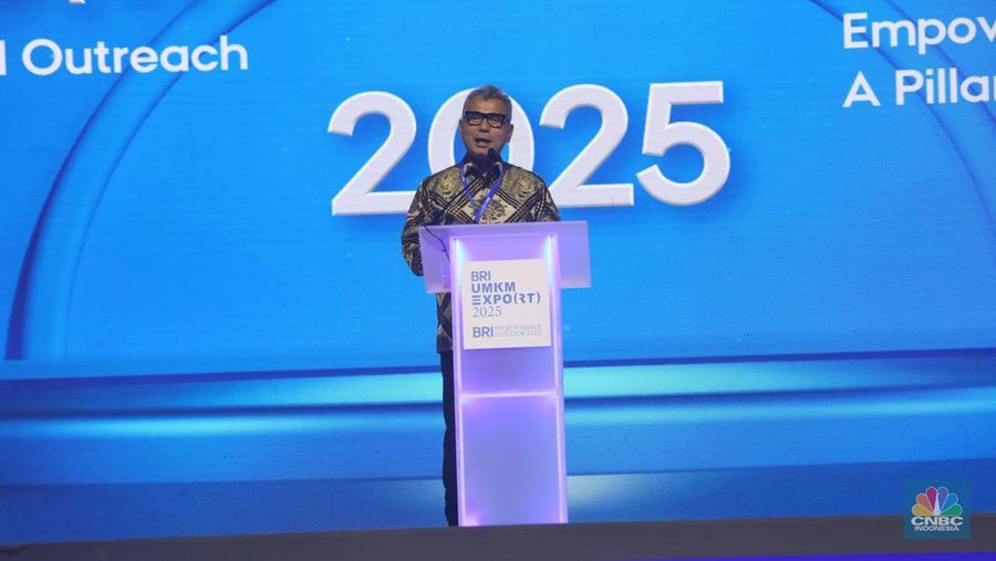 Direktur Utama Bank Rakyat Indonesia (BRI), Sunarso menyampaikan sambutan dalam acara BRI Microfinance Outlook 2025 di Nusantara Hall, ICE BSD, Tangerang, Banten, Kamis (30/1/2025). (²©²ÊÍøÕ¾/Faisal Rahman)