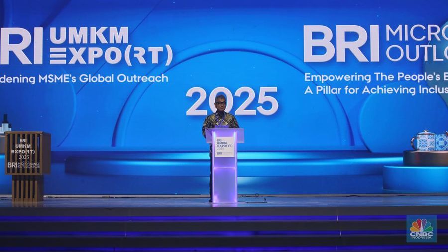 Direktur Utama Bank Rakyat Indonesia (BRI), Sunarso menyampaikan sambutan dalam acara BRI Microfinance Outlook 2025 di Nusantara Hall, ICE BSD, Tangerang, Banten, Kamis (30/1/2025). (²©²ÊÍøÕ¾/Faisal Rahman)