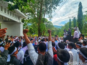 Guru Honorer di Sukabumi Demo di DPRD, Tolak Skema PPPK Paruh Waktu