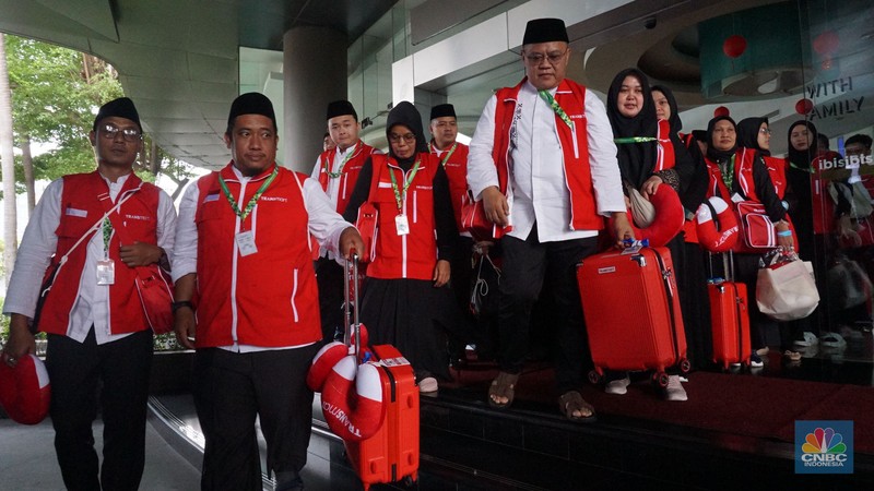 HR & Corporate Communications Directors PT Trans Retail Indonesia, Satria Hamid, bersama dai presenter Ustd Maulana melepas rombongan jamaah pemenang paket umroh dan wisata gratis ke Turki di Hotel Ibis Style Bandara Soekarno Hatta, Tangerang, Banten, Kamis, (30/1/2025). (CNBC Indonesia/Muhammad Sabki) HR & Corporate Communications Directors PT Trans Retail Indonesia, Satria Hamid, bersama dai presenter Ustd Maulana melepas rombongan jamaah pemenang paket umroh dan wisata gratis ke Turki di Hotel Ibis Style Bandara Soekarno Hatta, Tangerang, Banten, Kamis, (30/1/2025). (CNBC Indonesia/Muhammad Sabki)