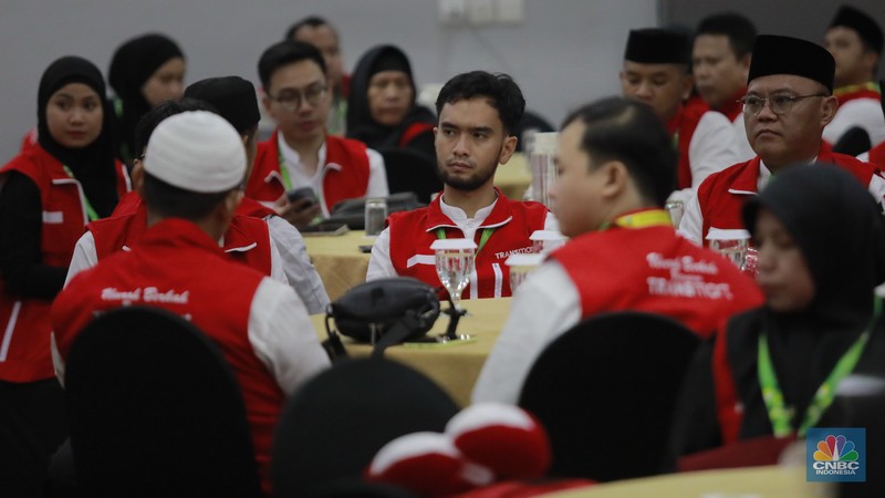 HR & Corporate Communications Directors PT Trans Retail Indonesia, Satria Hamid, bersama dai presenter Ustd Maulana melepas rombongan jamaah pemenang paket umroh dan wisata gratis ke Turki di Hotel Ibis Style Bandara Soekarno Hatta, Tangerang, Banten, Kamis, (30/1/2025). (CNBC Indonesia/Muhammad Sabki)