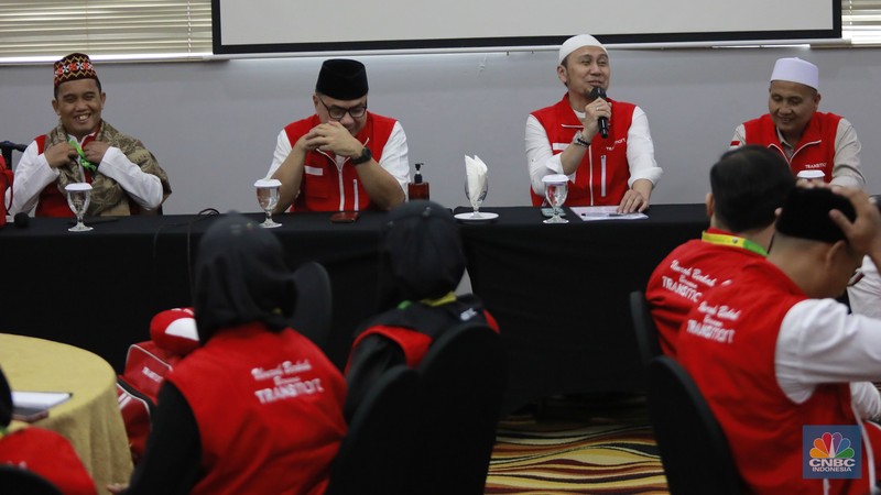HR & Corporate Communications Directors PT Trans Retail Indonesia, Satria Hamid, bersama dai presenter Ustd Maulana melepas rombongan jamaah pemenang paket umroh dan wisata gratis ke Turki di Hotel Ibis Style Bandara Soekarno Hatta, Tangerang, Banten, Kamis, (30/1/2025). (CNBC Indonesia/Muhammad Sabki)