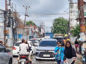 Musim Hujan, Pahami Cara Berkendara Lewati Genangan Air dengan Aman