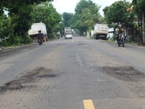 Dear Pemerintah, Jalan Nasional di Bojonegoro Banyak Lubangnya Lho