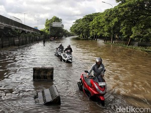 BMKG Ungkap Fenomena Alam Penyebab Hujan Deras Jakarta hingga Picu Banjir