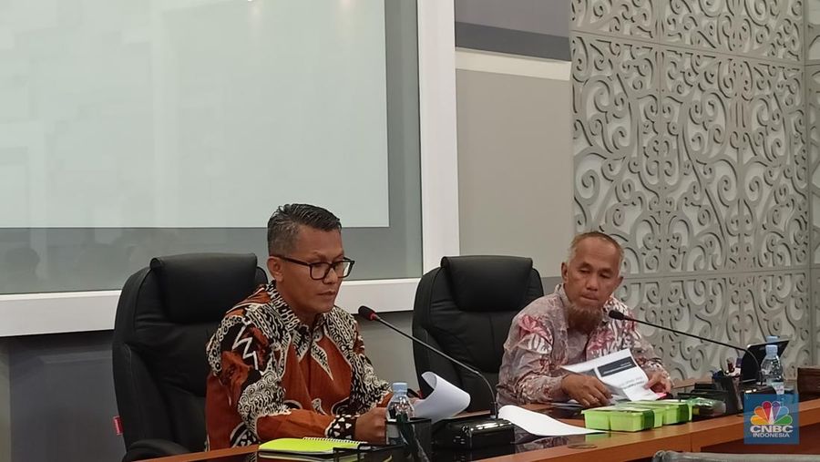 Juru Bicara Kementerian Perindustrian Febri Hendri Antoni Arief (kiri) di Kemenperin, Kamis (30/1/2025). (CNBC Indonesia/Ferry Sandi)