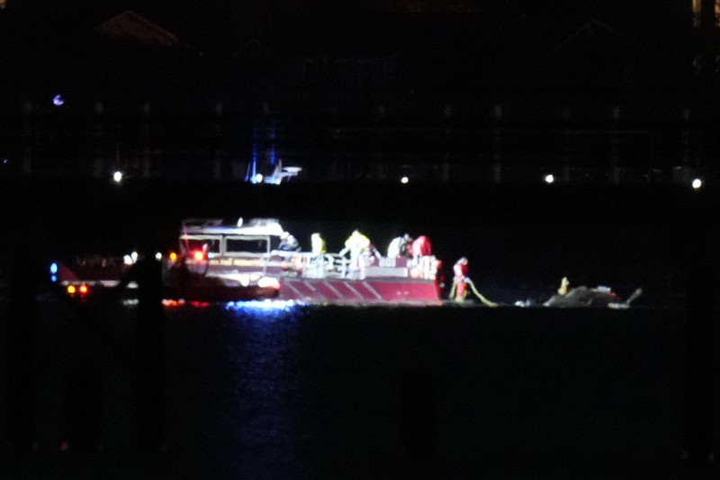 Kendaraan layanan darurat berdiri di dekat lokasi kecelakaan setelah penerbangan American Eagle 5342 bertabrakan dengan helikopter saat mendekati Bandara Nasional Reagan Washington dan jatuh di Sungai Potomac, di luar Washington, AS, 29 Januari 2025. Kendaraan layanan darurat berdiri di dekat lokasi kecelakaan setelah penerbangan American Eagle 5342 bertabrakan dengan helikopter saat mendekati Bandara Nasional Reagan Washington dan jatuh di Sungai Potomac, di luar Washington, AS, 29 Januari 2025. (REUTERS/Carlos Barria)