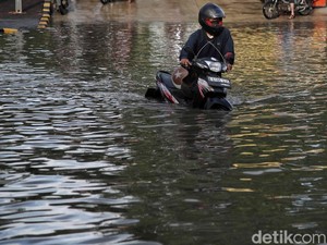 Update Banjir Jakarta Kamis Malam Ini: 24 RT-1 Ruas Jalan Terendam