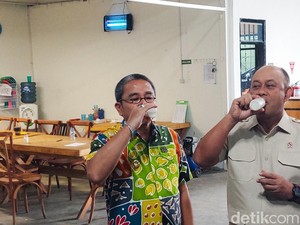 Kepala BGN Cicipi Susu Segar Hasil Olahan SPPG di Cimahi