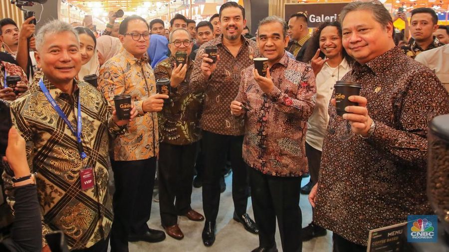 Menko Perekonomian, Airlangga Hartarto dan beberapa Menteri meninjau UMKM yang hadir di BRI UMKM EXPO(RT) 2025 di ICE BSD, Tangerang, Banten, Kamis (30/1/2025). (CNBC Indonesia/Faisal Rahman)