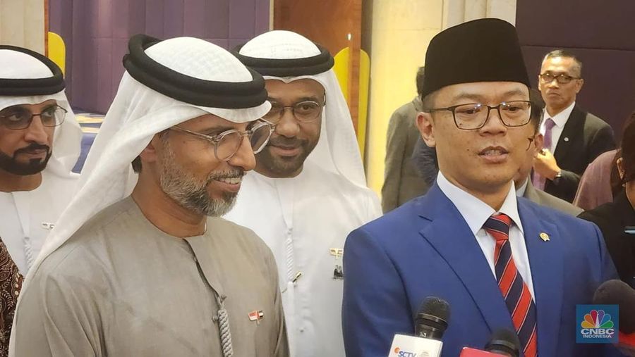 Menteri Energi dan Infrastruktur UEA, Suhail Al Mazrouei (Kiri), Menlu Sugiono (Kanan). (CNBC Indonesia/Tommy Sorongan)