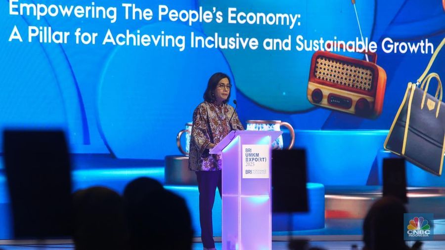Menteri Keuangan, Sri Mulyani menyampaikan pidato utama dalam acara BRI Microfinance Outlook 2025 di Nusantara Hall, ICE BSD, Tangerang, Banten, Kamis (30/1/2025). (CNBC Indonesia/Faisal Rahman)