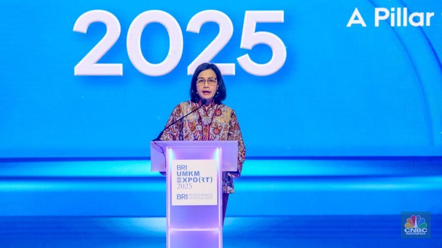 Menteri Keuangan, Sri Mulyani menyampaikan pidato utama dalam acara BRI Microfinance Outlook 2025 di Nusantara Hall, ICE BSD, Tangerang, Banten, Kamis (30/1/2025). (CNBC Indonesia/Faisal Rahman)