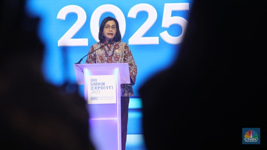 Menteri Keuangan, Sri Mulyani menyampaikan pidato utama dalam acara BRI Microfinance Outlook 2025 di Nusantara Hall, ICE BSD, Tangerang, Banten, Kamis (30/1/2025). (CNBC Indonesia/Faisal Rahman)