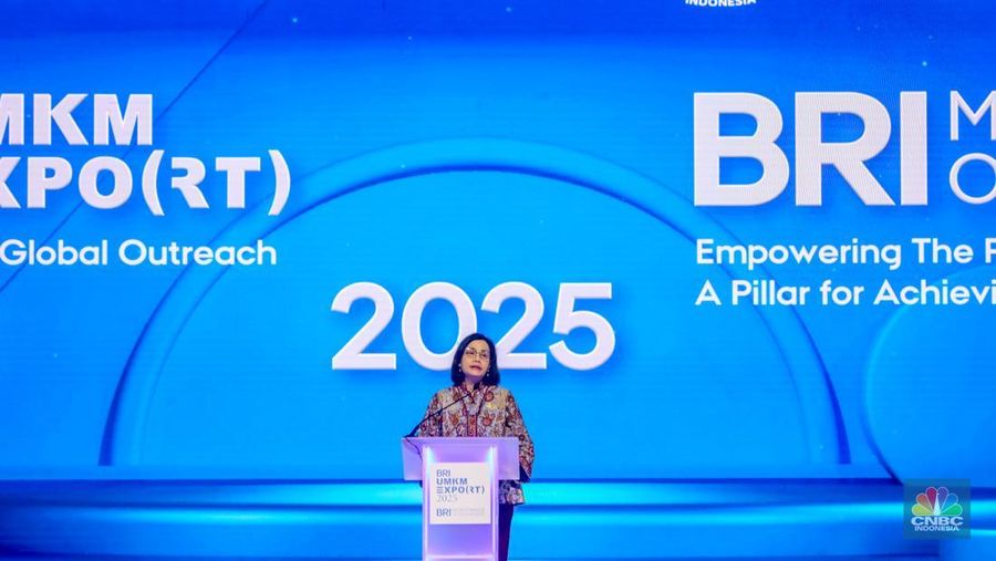 Menteri Keuangan, Sri Mulyani menyampaikan pidato utama dalam acara BRI Microfinance Outlook 2025 di Nusantara Hall, ICE BSD, Tangerang, Banten, Kamis (30/1/2025). (CNBC Indonesia/Faisal Rahman)