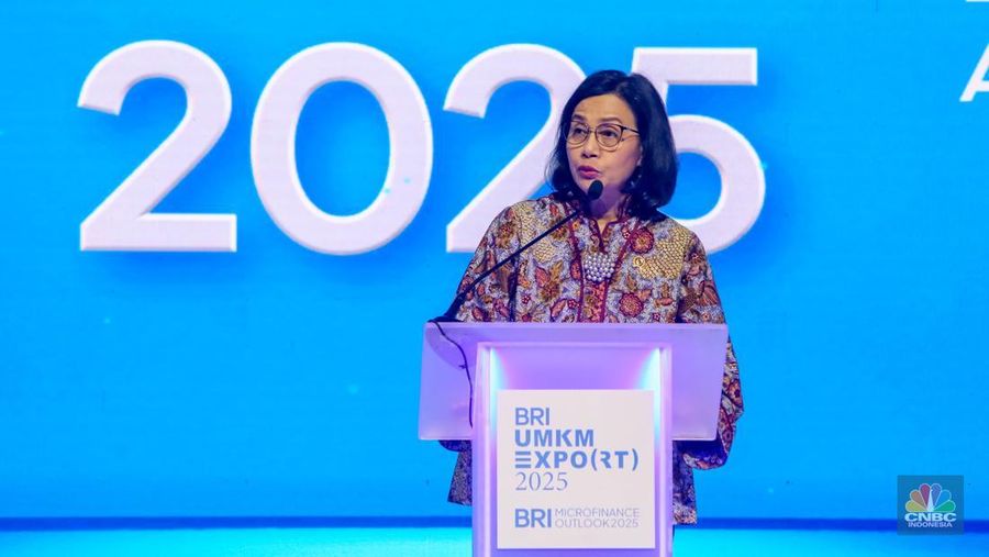 Menteri Keuangan, Sri Mulyani menyampaikan pidato utama dalam acara BRI Microfinance Outlook 2025 di Nusantara Hall, ICE BSD, Tangerang, Banten, Kamis (30/1/2025). (CNBC Indonesia/Faisal Rahman)