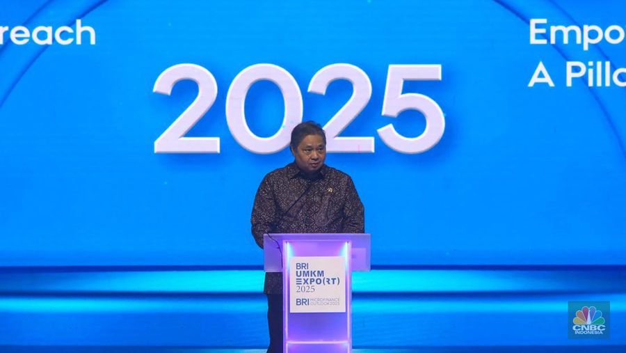 Menteri Koordinator Bidang Perekonomian, Airlangga Hartarto menyampaikan pidato utama dalam acara BRI Microfinance Outlook 2025 di Nusantara Hall, ICE BSD, Tangerang, Banten, Kamis (30/1/2025). (²©²ÊÍøÕ¾/Faisal Rahman)