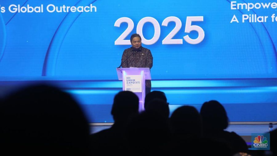 Menteri Koordinator Bidang Perekonomian, Airlangga Hartarto menyampaikan pidato utama dalam acara BRI Microfinance Outlook 2025 di Nusantara Hall, ICE BSD, Tangerang, Banten, Kamis (30/1/2025). (CNBC Indonesia/Faisal Rahman)