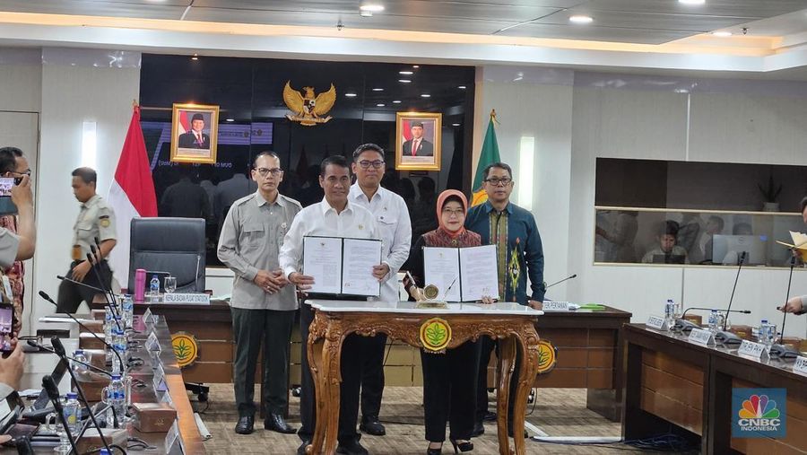 Menteri Pertanian Andi Amran Sulaiman dan Plt. Kepala BPS Amalia Adininggar Widyasanti melakukan penandatanganan MOU dengan BPS di Kantor Kementerian Pertanian, Jakarta Selatan, Kamis (30/1/2025). (CNBC Indonesia/Intan Rakhmayanti Dewi)