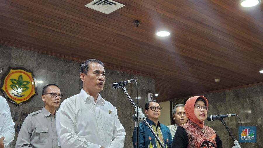 Menteri Pertanian Andi Amran Sulaiman dan Plt. Kepala BPS Amalia Adininggar Widyasanti melakukan penandatanganan MOU dengan BPS di Kantor Kementerian Pertanian, Jakarta Selatan, Kamis (30/1/2025). (CNBC Indonesia/Intan Rakhmayanti Dewi)