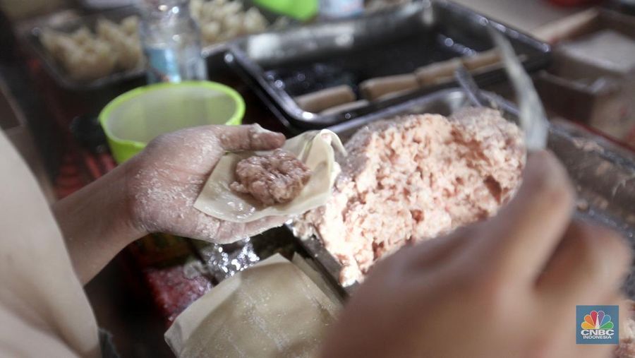 Pekerja menyelesaikan pembuatan dimsum di usaha mikro, kecil, dan menengah (UMKM), Ciputat, Tangerang Selatan, Banten, Kamis (30/1/2025). (CNBC Indonesia/Muhammad Sabki)