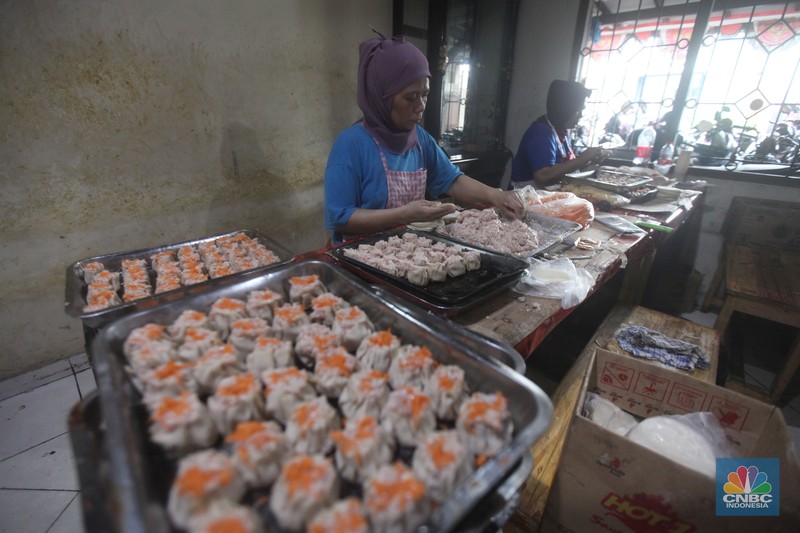 Pekerja menyelesaikan pembuatan dimsum di usaha mikro, kecil, dan menengah (UMKM), Ciputat, Tangerang Selatan, Banten, Kamis (30/1/2025). (CNBC Indonesia/Muhammad Sabki)