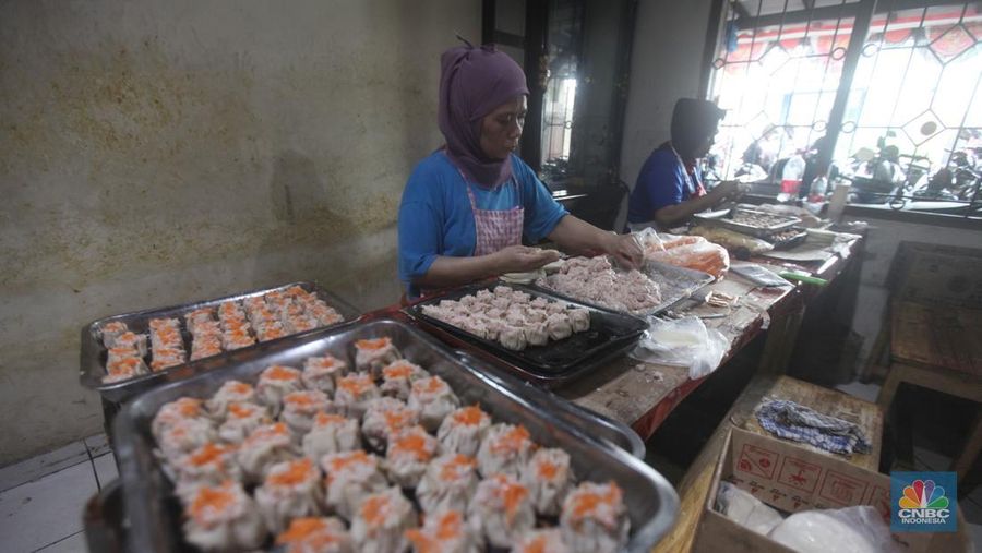 Pekerja menyelesaikan pembuatan dimsum di usaha mikro, kecil, dan menengah (UMKM), Ciputat, Tangerang Selatan, Banten, Kamis (30/1/2025). (CNBC Indonesia/Muhammad Sabki)