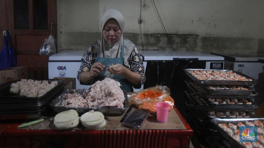 Pekerja menyelesaikan pembuatan dimsum di usaha mikro, kecil, dan menengah (UMKM), Ciputat, Tangerang Selatan, Banten, Kamis (30/1/2025). (CNBC Indonesia/Muhammad Sabki)