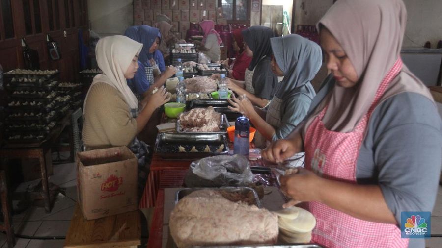 Pekerja menyelesaikan pembuatan dimsum di usaha mikro, kecil, dan menengah (UMKM), Ciputat, Tangerang Selatan, Banten, Kamis (30/1/2025). (CNBC Indonesia/Muhammad Sabki)