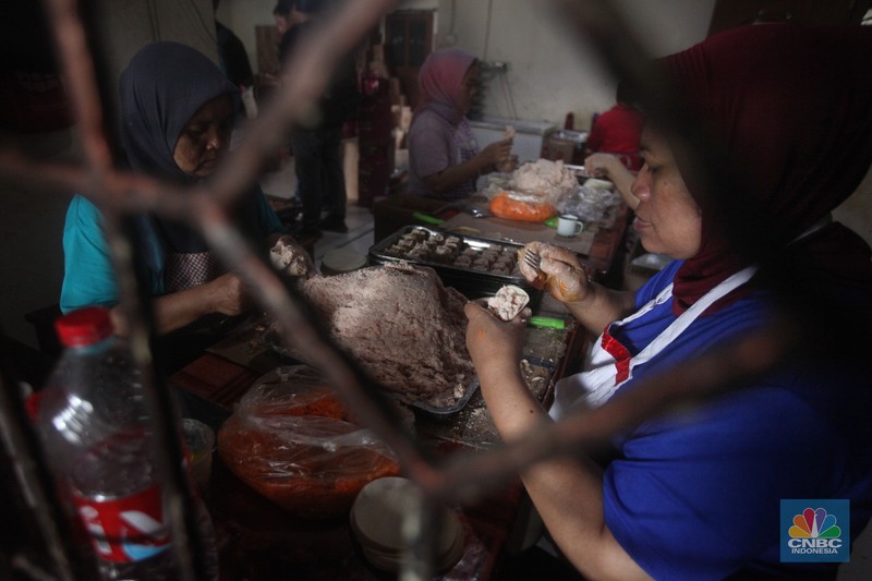 Pekerja menyelesaikan pembuatan dimsum di usaha mikro, kecil, dan menengah (UMKM), Ciputat, Tangerang Selatan, Banten, Kamis (30/1/2025). (CNBC Indonesia/Muhammad Sabki) Pekerja menyelesaikan pembuatan dimsum di usaha mikro, kecil, dan menengah (UMKM), Ciputat, Tangerang Selatan, Banten, Kamis (30/1/2025). (CNBC Indonesia/Muhammad Sabki)
