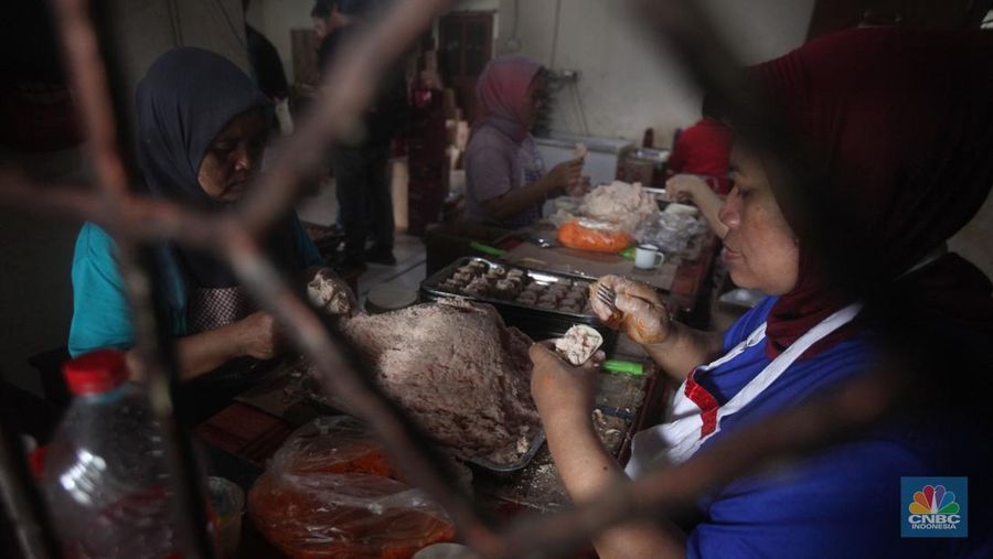 Pekerja menyelesaikan pembuatan dimsum di usaha mikro, kecil, dan menengah (UMKM), Ciputat, Tangerang Selatan, Banten, Kamis (30/1/2025). (CNBC Indonesia/Muhammad Sabki)