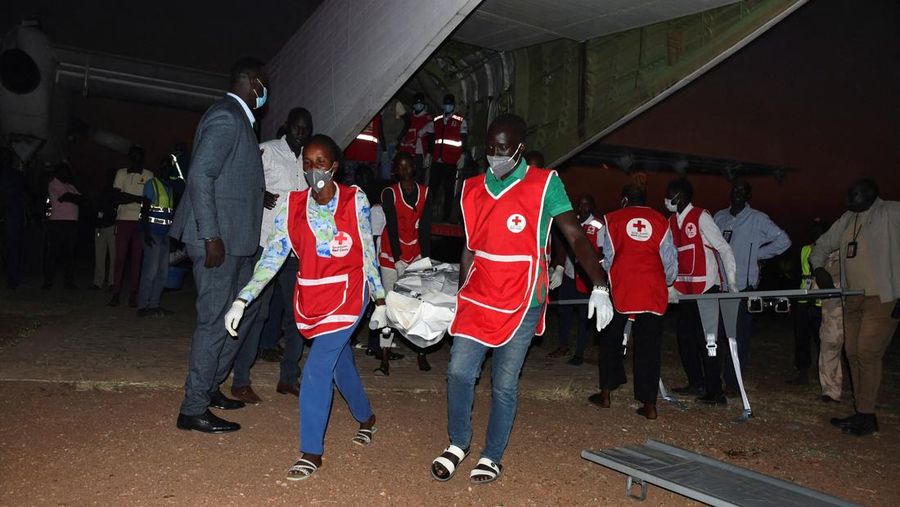 Puing-puing pesawat yang jatuh dan menewaskan banyak orang saat menuju ibu kota Juba, di bandara ladang minyak Unity, Negara Bagian Unity, Sudan Selatan, 29 Januari 2025. (REUTERS/Stringer)