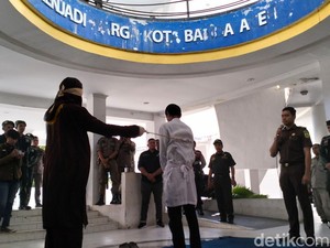 4 Pemain Judi Online di Banda Aceh Dicambuk
