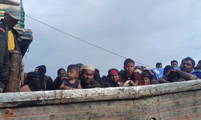 Penduduk setempat memeriksa perahu yang membawa pengungsi Rohingya yang terdampar di pantai di Peureulak, provinsi Aceh, Indonesia, Rabu, 29 Januari 2025. Penduduk setempat memeriksa perahu yang membawa pengungsi Rohingya yang terdampar di pantai di Peureulak, provinsi Aceh, Indonesia, Rabu, 29 Januari 2025. (AP Photo/Husna Mura)