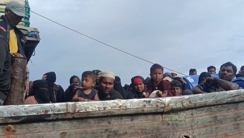 Penduduk setempat memeriksa perahu yang membawa pengungsi Rohingya yang terdampar di pantai di Peureulak, provinsi Aceh, Indonesia, Rabu, 29 Januari 2025. (AP Photo/Husna Mura)
