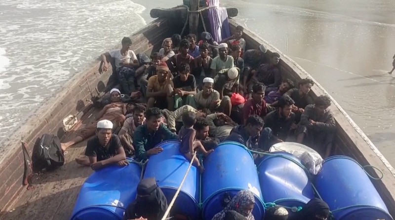 Penduduk setempat memeriksa perahu yang membawa pengungsi Rohingya yang terdampar di pantai di Peureulak, provinsi Aceh, Indonesia, Rabu, 29 Januari 2025. (AP Photo/Husna Mura)
