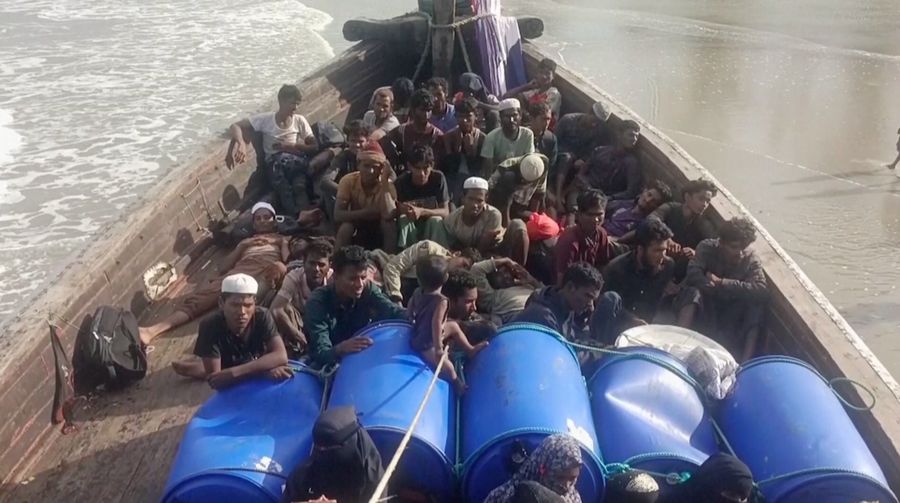 Penduduk setempat memeriksa perahu yang membawa pengungsi Rohingya yang terdampar di pantai di Peureulak, provinsi Aceh, Indonesia, Rabu, 29 Januari 2025. (AP Photo/Husna Mura)