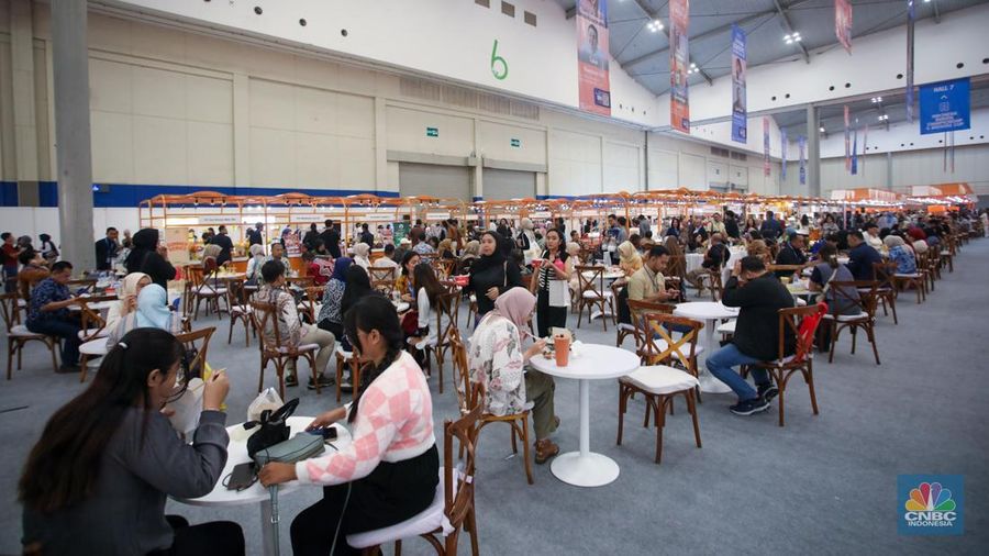 Pengunjung melihat produk UMKM (Usaha Mikro, Kecil, dan Menengah) yang dijual dalam acara BRI UMKM EXPO(RT) di ICE BSD, Tangerang, Banten, Kamis (30/1/2025). (CNBC Indonesia/Faisal Rahman)