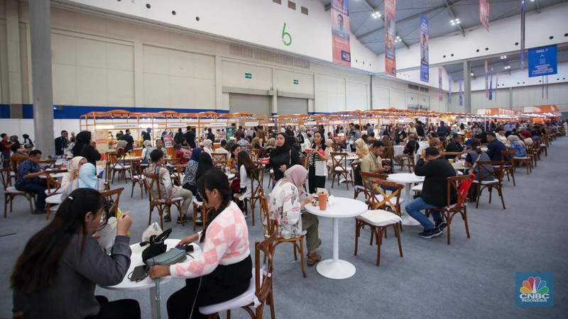 Pengunjung melihat produk UMKM (Usaha Mikro, Kecil, dan Menengah) yang dijual dalam acara BRI UMKM EXPO(RT) di ICE BSD, Tangerang, Banten, Kamis (30/1/2025). (վ/Faisal Rahman)