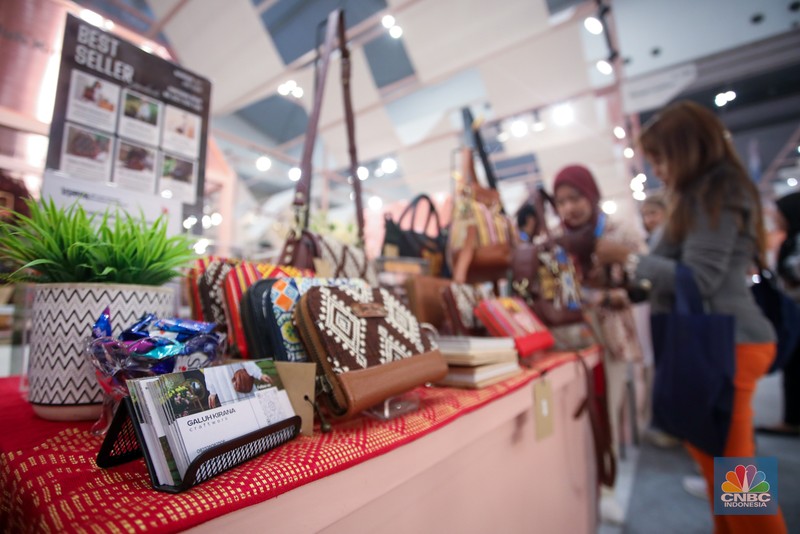 Pengunjung melihat produk UMKM (Usaha Mikro, Kecil, dan Menengah) yang dijual dalam acara BRI UMKM EXPO(RT) di ICE BSD, Tangerang, Banten, Kamis (30/1/2025). (վ/Faisal Rahman) Pengunjung melihat produk UMKM (Usaha Mikro, Kecil, dan Menengah) yang dijual dalam acara BRI UMKM EXPO(RT) di ICE BSD, Tangerang, Banten, Kamis (30/1/2025). (վ/Faisal Rahman)