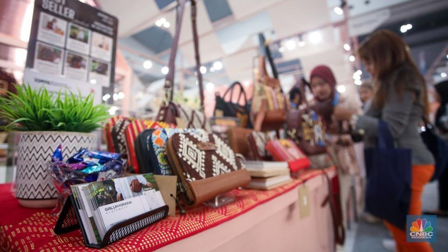 Pengunjung melihat produk UMKM (Usaha Mikro, Kecil, dan Menengah) yang dijual dalam acara BRI UMKM EXPO(RT) di ICE BSD, Tangerang, Banten, Kamis (30/1/2025). (CNBC Indonesia/Faisal Rahman)