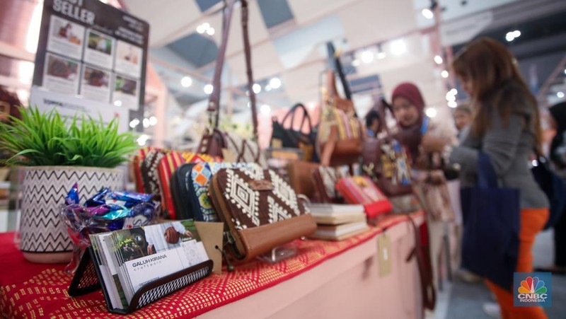 Pengunjung melihat produk UMKM (Usaha Mikro, Kecil, dan Menengah) yang dijual dalam acara BRI UMKM EXPO(RT) di ICE BSD, Tangerang, Banten, Kamis (30/1/2025). (վ/Faisal Rahman)