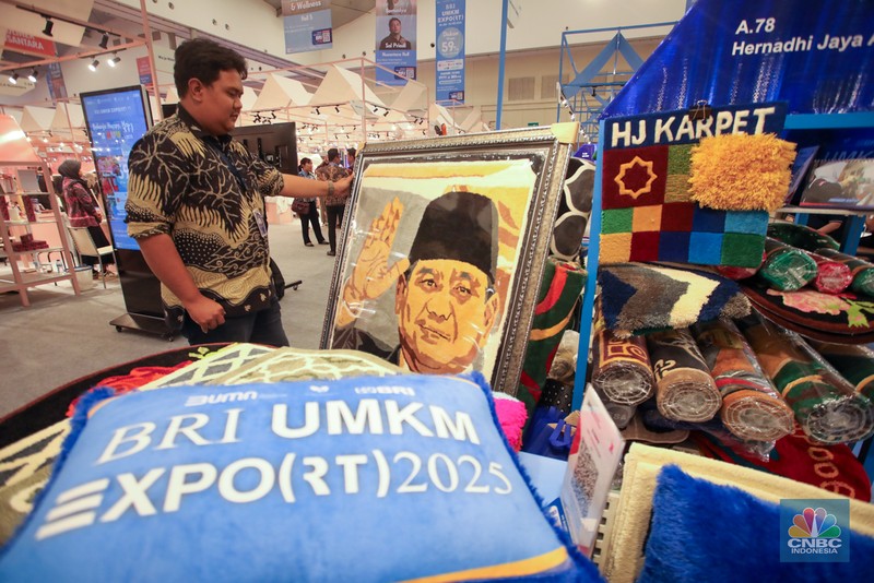 Pengunjung melihat produk UMKM (Usaha Mikro, Kecil, dan Menengah) yang dijual dalam acara BRI UMKM EXPO(RT) di ICE BSD, Tangerang, Banten, Kamis (30/1/2025). (վ/Faisal Rahman) Pengunjung melihat produk UMKM (Usaha Mikro, Kecil, dan Menengah) yang dijual dalam acara BRI UMKM EXPO(RT) di ICE BSD, Tangerang, Banten, Kamis (30/1/2025). (վ/Faisal Rahman)