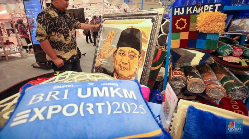 Pengunjung melihat produk UMKM (Usaha Mikro, Kecil, dan Menengah) yang dijual dalam acara BRI UMKM EXPO(RT) di ICE BSD, Tangerang, Banten, Kamis (30/1/2025). (վ/Faisal Rahman)