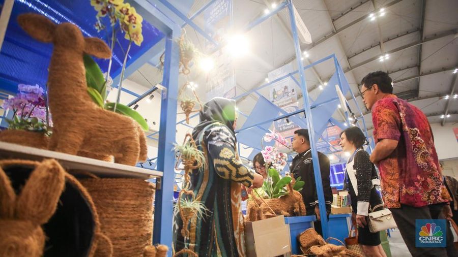 Pengunjung melihat produk UMKM (Usaha Mikro, Kecil, dan Menengah) yang dijual dalam acara BRI UMKM EXPO(RT) di ICE BSD, Tangerang, Banten, Kamis (30/1/2025). (CNBC Indonesia/Faisal Rahman)