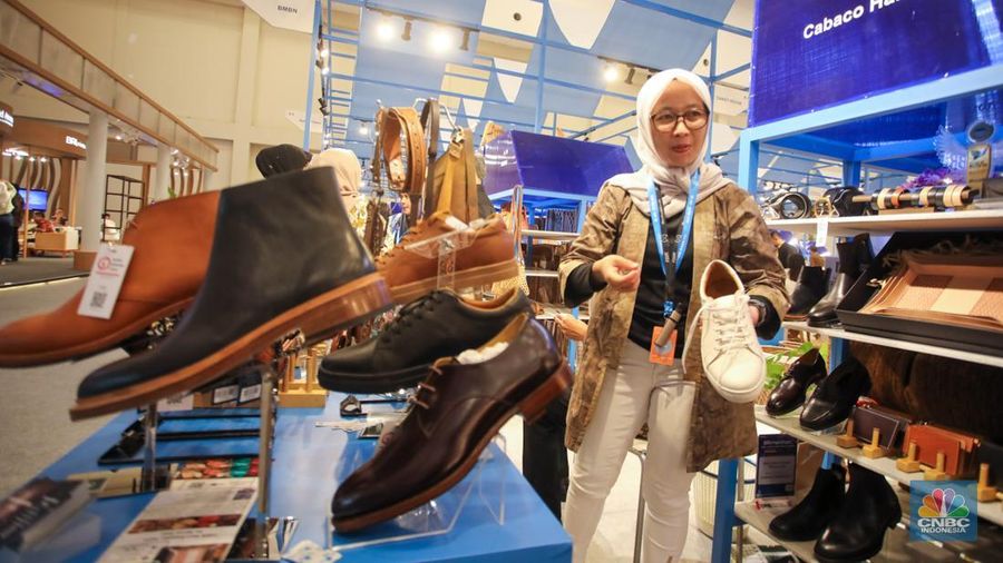Pengunjung melihat produk UMKM (Usaha Mikro, Kecil, dan Menengah) yang dijual dalam acara BRI UMKM EXPO(RT) di ICE BSD, Tangerang, Banten, Kamis (30/1/2025). (CNBC Indonesia/Faisal Rahman)