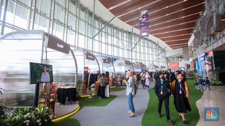Pengunjung melihat produk UMKM (Usaha Mikro, Kecil, dan Menengah) yang dijual dalam acara BRI UMKM EXPO(RT) di ICE BSD, Tangerang, Banten, Kamis (30/1/2025). (CNBC Indonesia/Faisal Rahman)