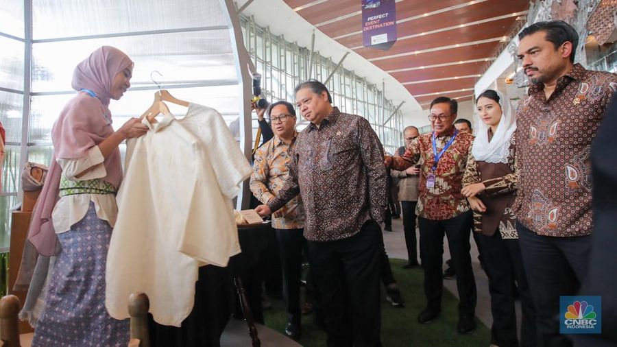 Pengunjung melihat produk UMKM (Usaha Mikro, Kecil, dan Menengah) yang dijual dalam acara BRI UMKM EXPO(RT) di ICE BSD, Tangerang, Banten, Kamis (30/1/2025). (CNBC Indonesia/Faisal Rahman)